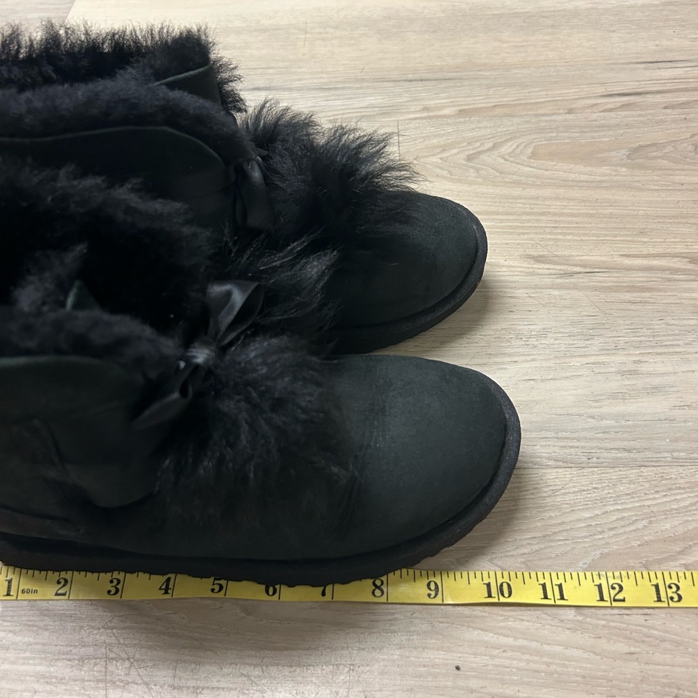 UGG Boots Gita Black Suede Pom Pom Bow Women Sz 7 Sheepskin Comfort Cozy Ankle - Picture 12 of 13